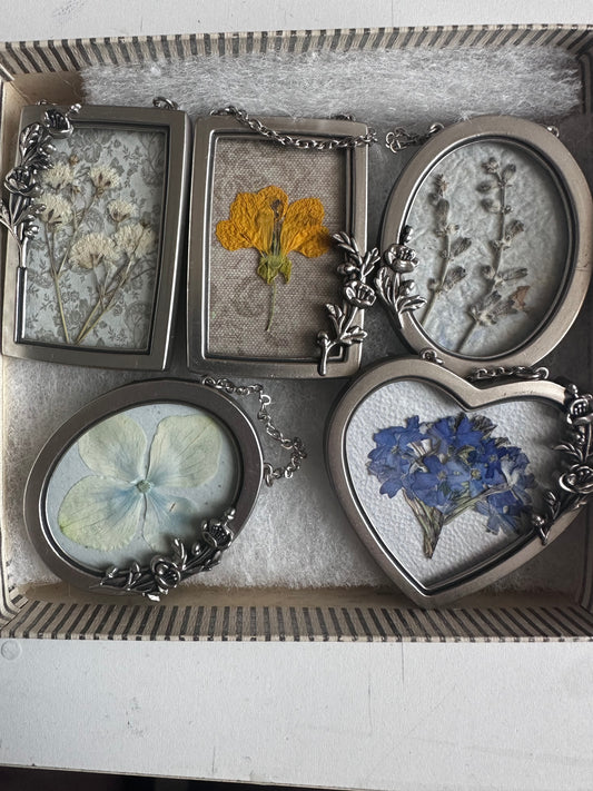 Tini floral hanging ornament